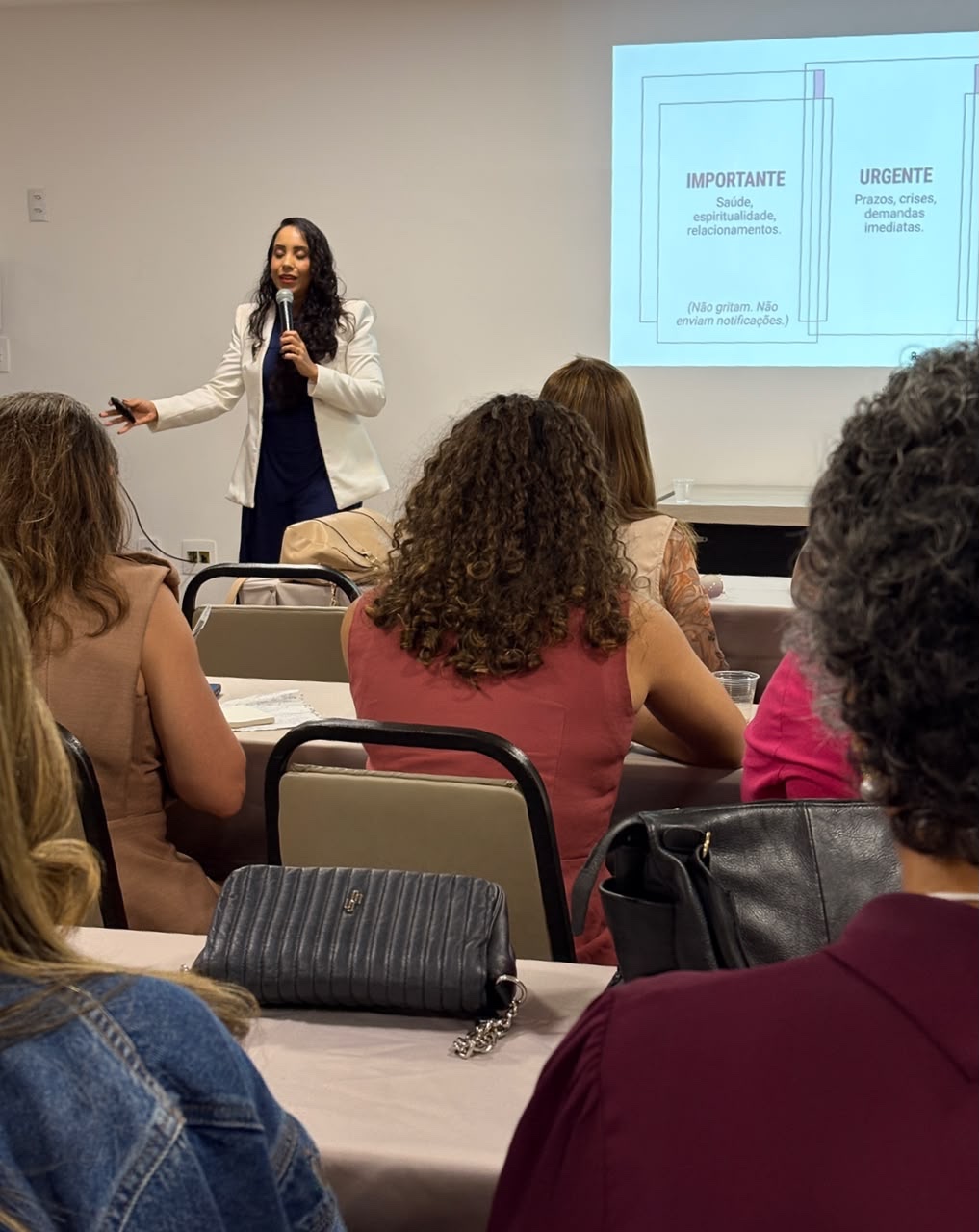 Aghata fala sobre prioridades diante das participantes do fórum