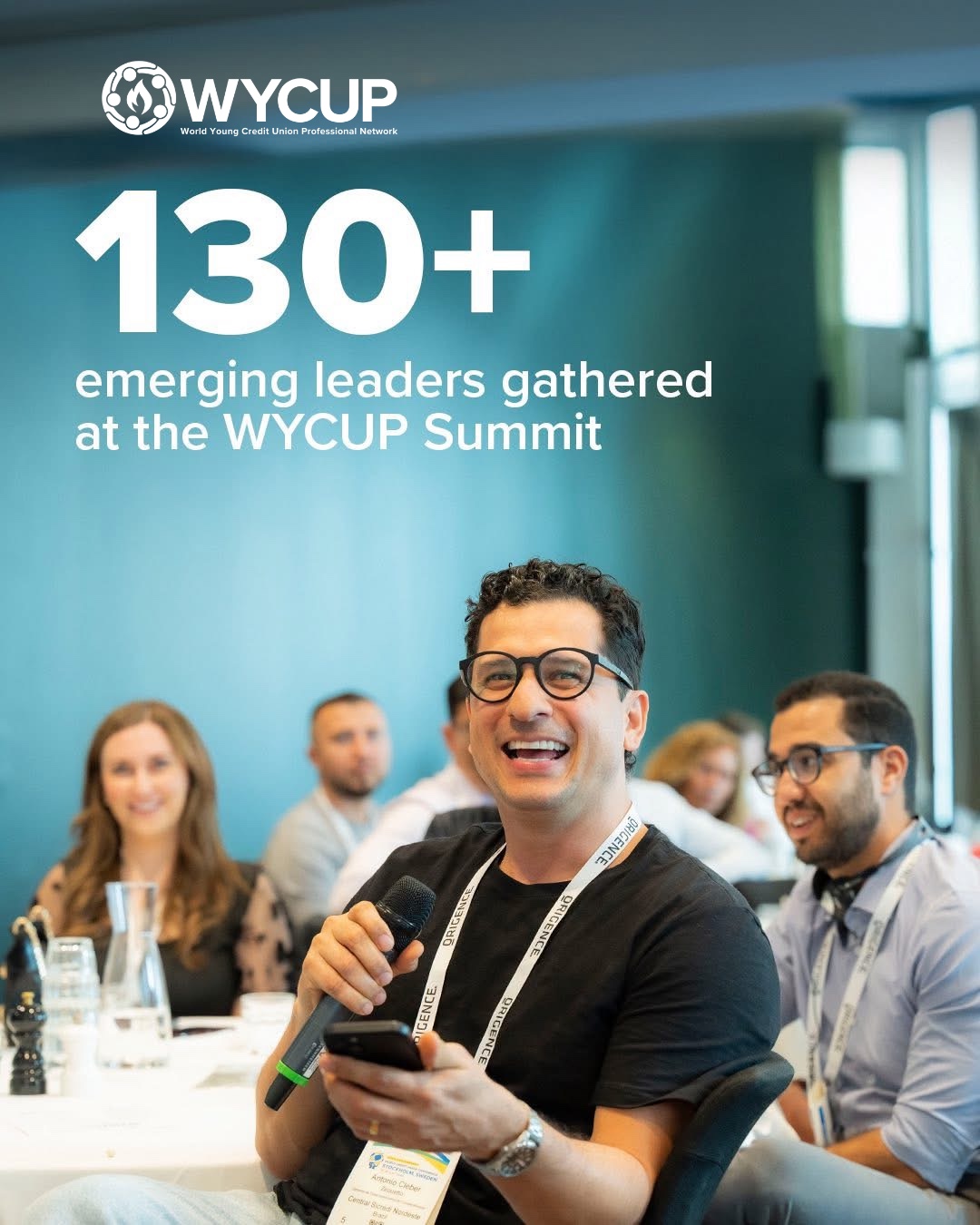 Cleber Zequetto participa com microfone de um diálogo no WYCUP Summit
