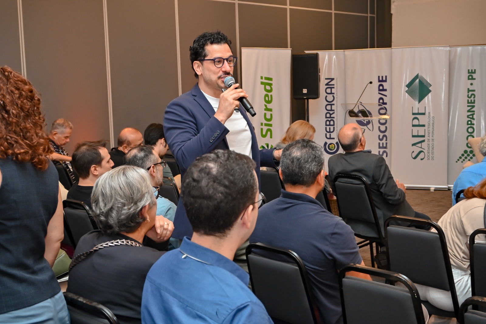 Cleber Zequetto conversa com participantes no auditório