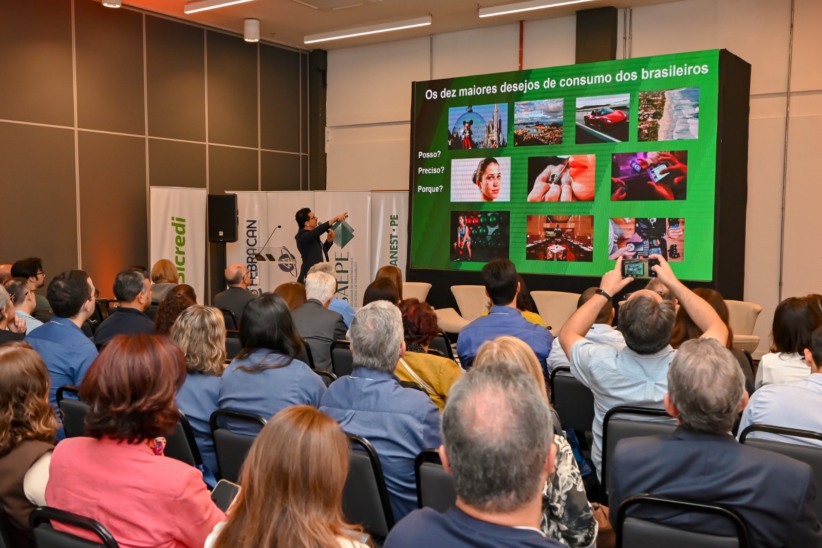 Auditório acompanha apresentação sobre consumo e escolhas