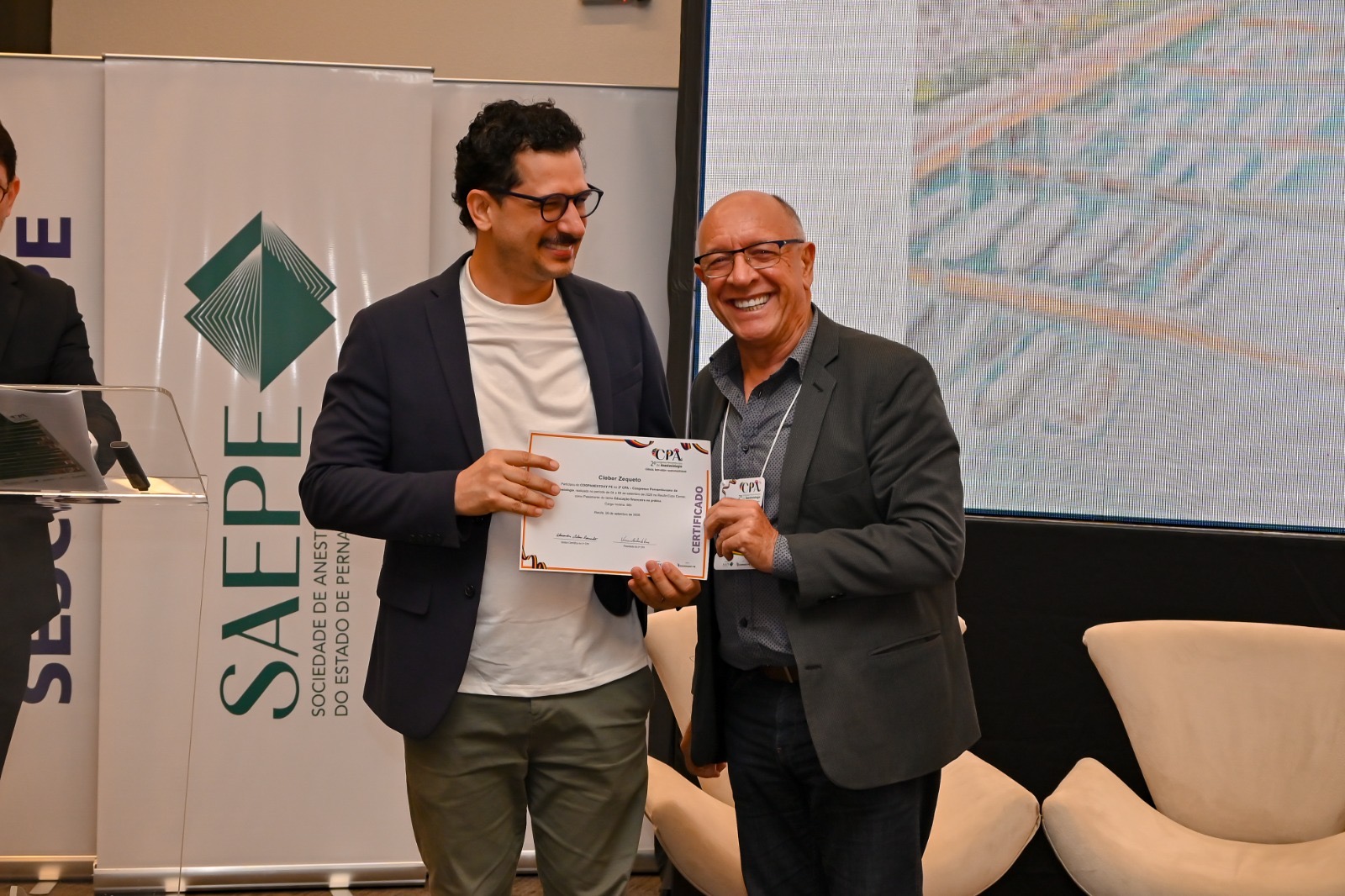Cleber Zequetto recebe certificado de participação