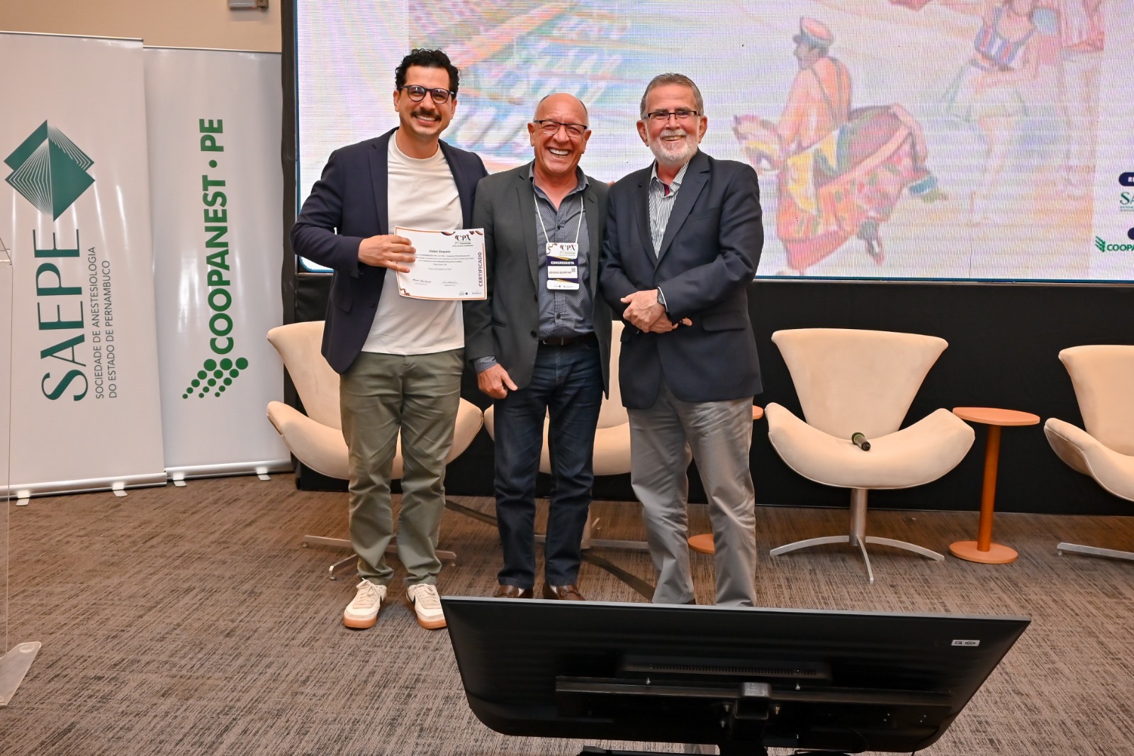 Cleber Zequetto e convidados exibem certificados no palco