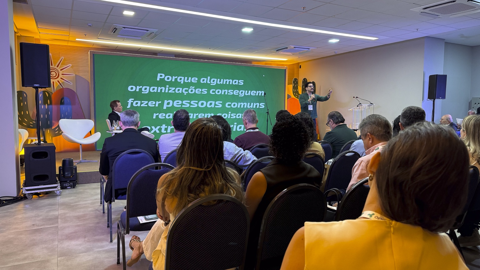 Público acompanha a palestra de Cleber Zequetto no simpósio