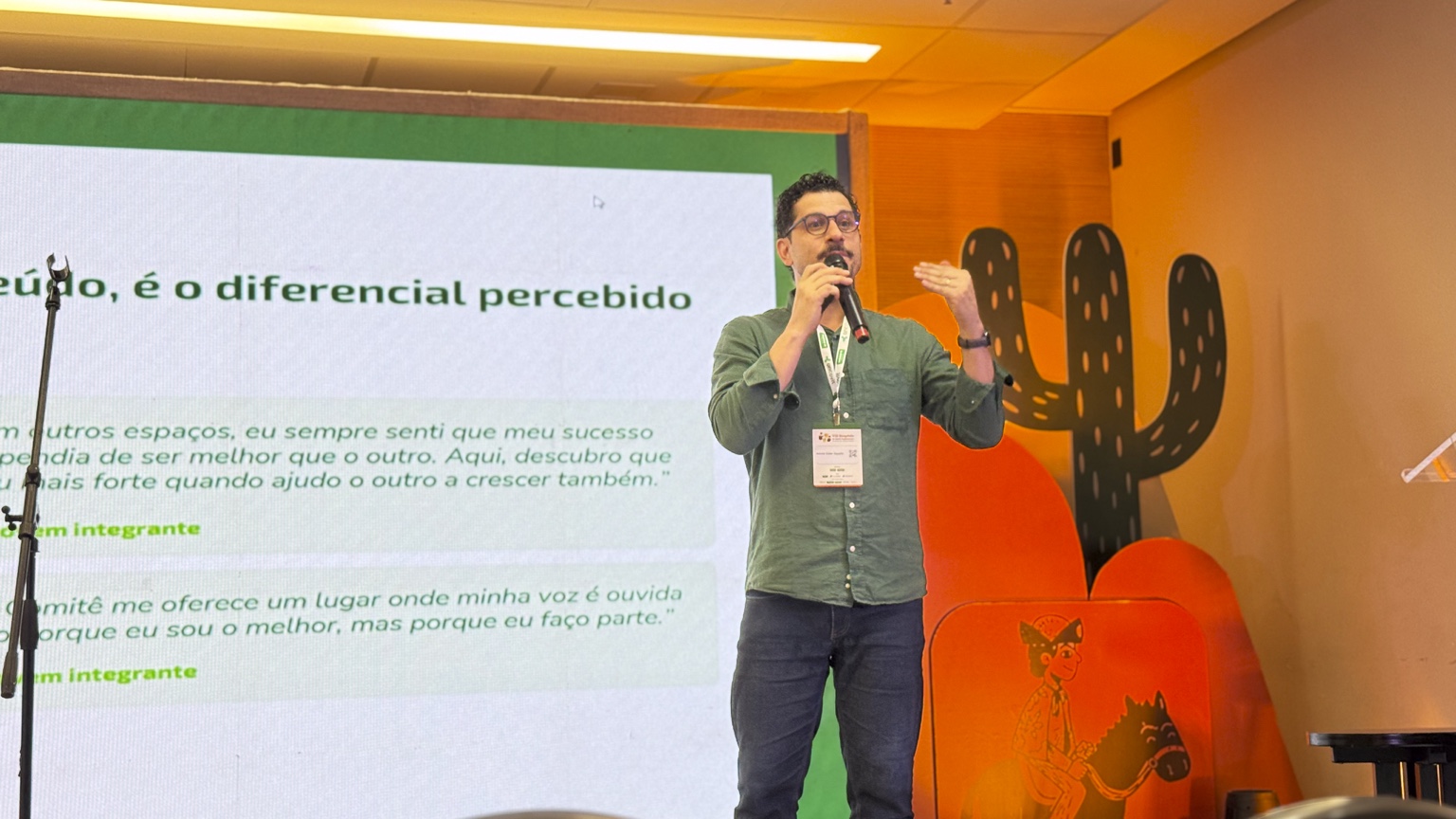 Cleber Zequetto fala ao lado de uma apresentação sobre o diferencial percebido