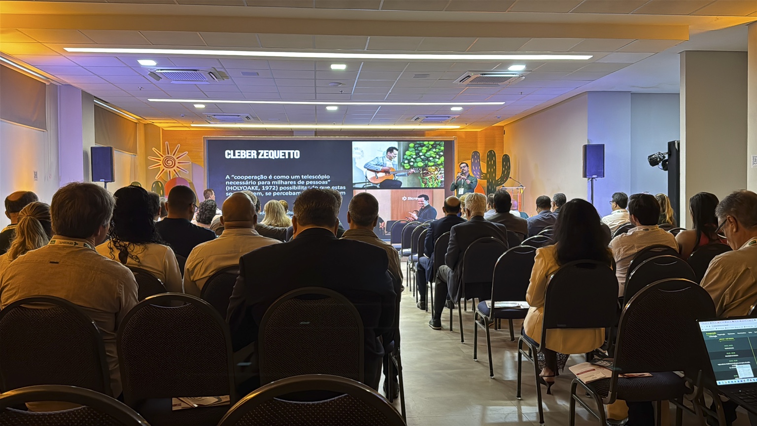 Vista do auditório e do palco durante a apresentação