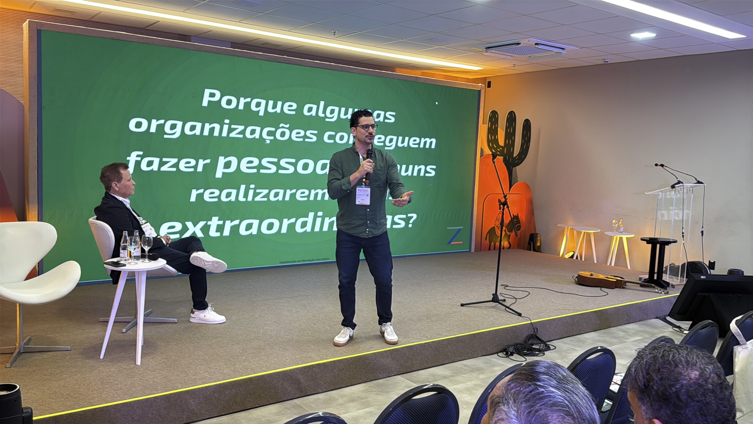 Cleber Zequetto apresenta sua palestra com uma pergunta projetada ao fundo