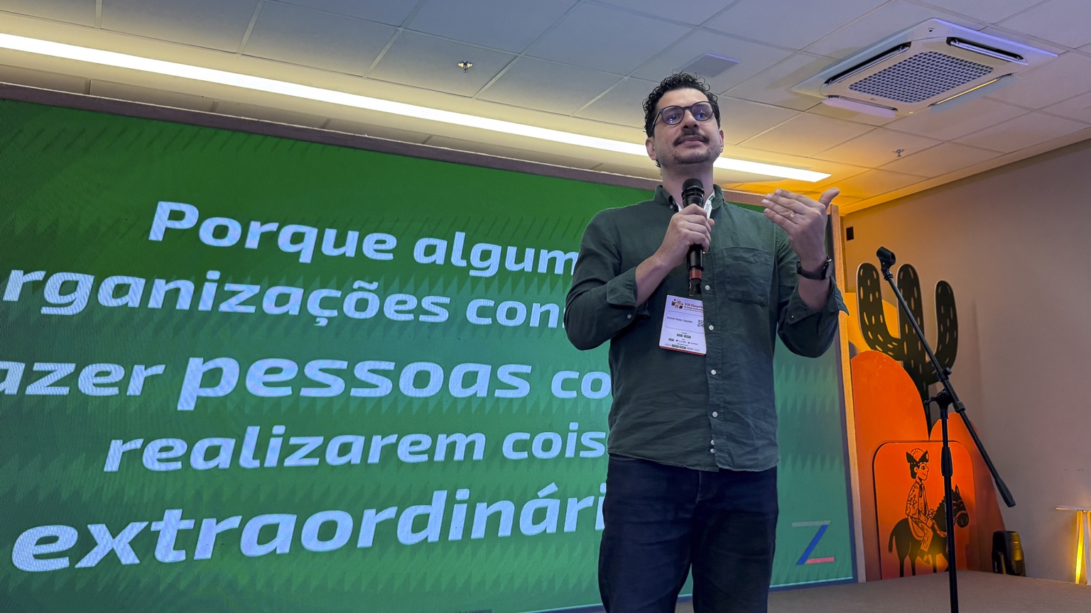 Cleber Zequetto durante a palestra sobre pertencimento no Simpósio das Unimeds